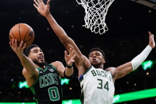 Siautėjęs Antetokounmpo išrašė "Celtics" pirmąjį pralaimėjimą atkrintamosiose